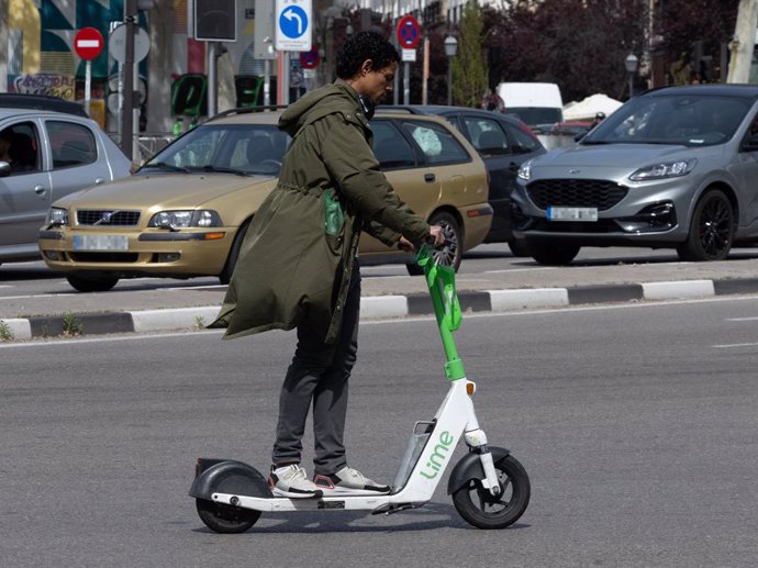 Archivo - Un hombre montado en un patinete eléctrico, a 5 de abril de 2024, en Madrid (España).