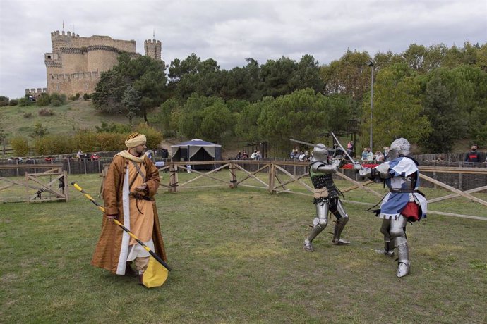 Archivo - Dos hombres participan en la exhibición de un combate medieval en el jardín del Castillo de Manzanares El Real, a 16 de octubre de 2021, en Manzanares el Real, Madrid, (España). 