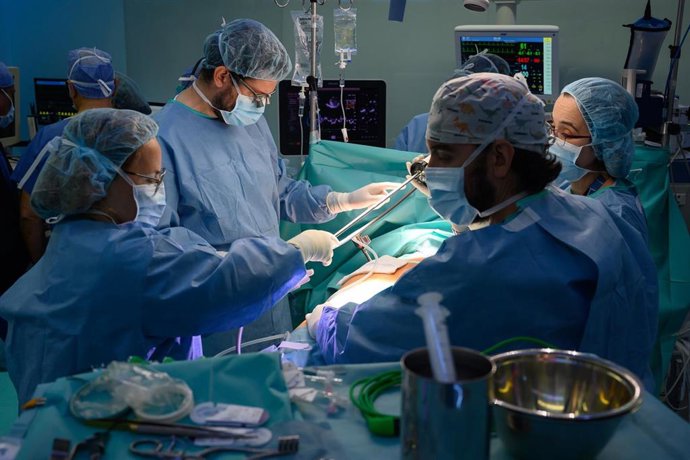 El responsable del programa de cirugía robótica de la válvula aórtica, Daniel Pereda, realizando una intervención robótica de la válvula aórtica en el Hospital Clínic Barcelona