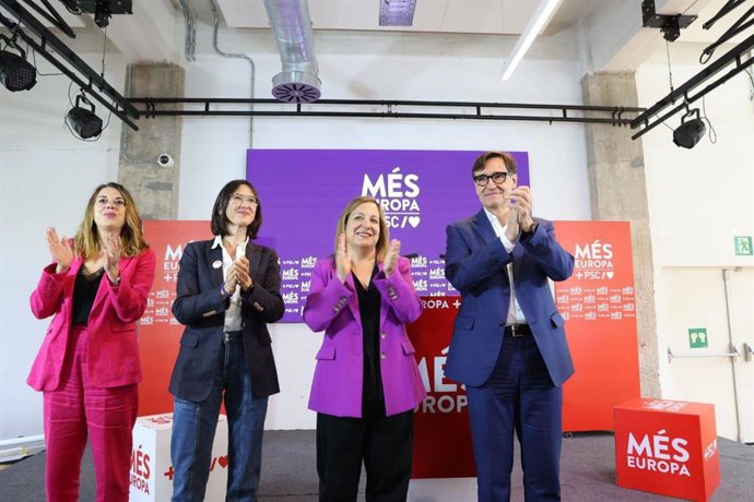 La candidata del PSC a las europeas ,Laura Ballarín; la alcaldesa de Santa Coloma de Gramenet, Núria Parlon; la candidata del PSOE a las europeas, Iratxe García, y el primer secretario del PSC, Salvador Illa