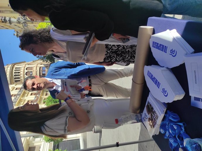 Carpa informativa del PP en la Plaza de las Tendillas de Córdoba con la visita de José María Bellido.