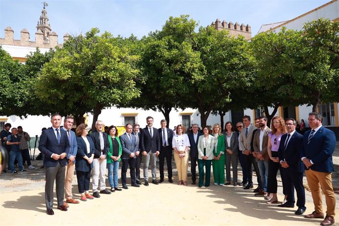 Foto de familia con los alcaldes del entorno de Doñana.