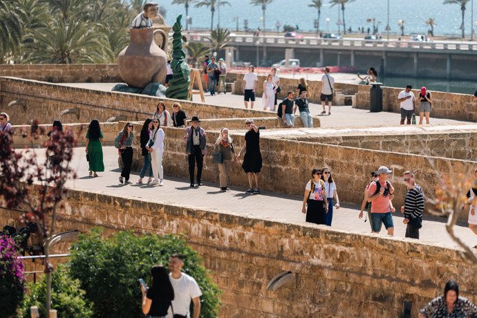 Archivo - Varios turistas en las inmediaciones de la catedral de Palma de Mallorca, a 16 de abril de 2024, en Palma de Mallorca, Mallorca, Baleares (España).