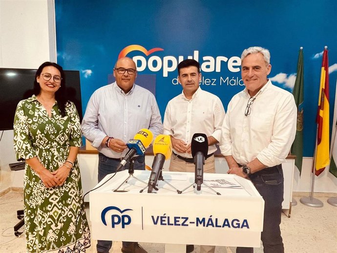 El vicesecretario de Agua y Desarrollo Sostenible del PP de Málaga, Antonio Alés, junto al alcalde de Vélez y presidente local del PP, Jesús Lupiáñez, en rueda de prensa.