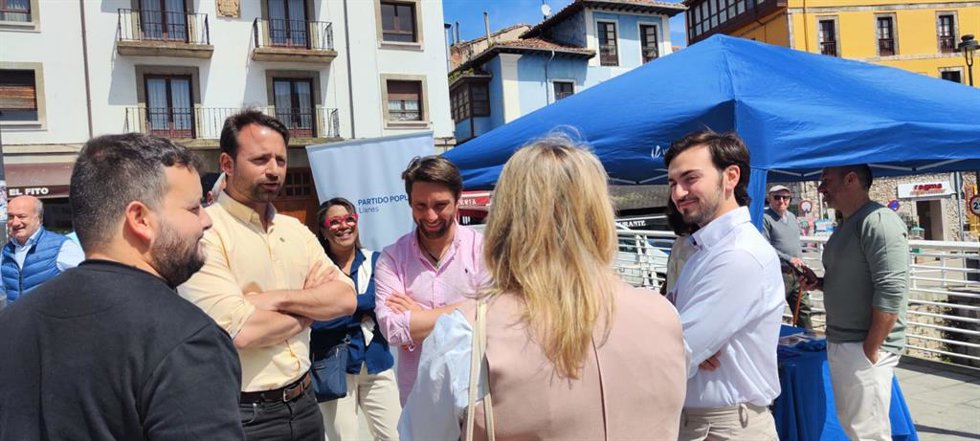 El presidente del PP de Asturias y portavoz en la Junta General, Álvaro Queipo, durante una visita a Llanes junto a los también diputados del PP Luis Venta, Sandra Camino y Andrés David Ruiz