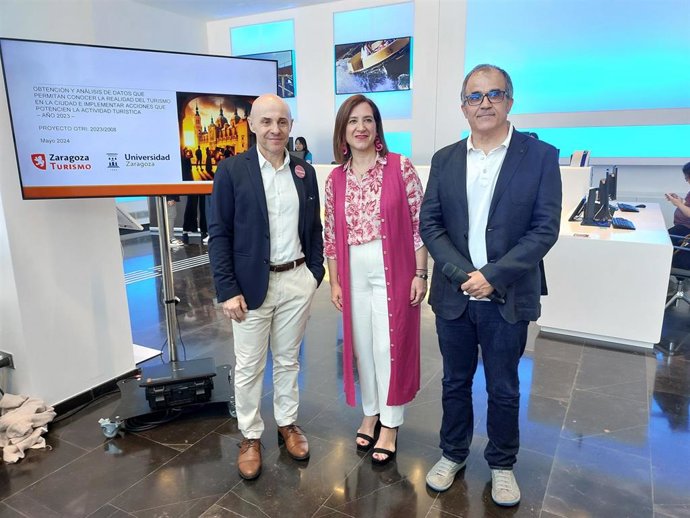 La consejera municipal de Cultura, Educación y Turismo, Sara Fernández, junto al gerente de Zaragoza Turismo, José Francisco García, y el profesor de Sociología David Pac.