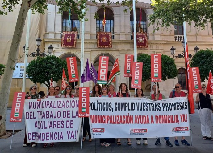 Concentración de CCOO a las puertas del Ayuntamiento para reclamar la "municipalización" de la ayuda a domicilio.