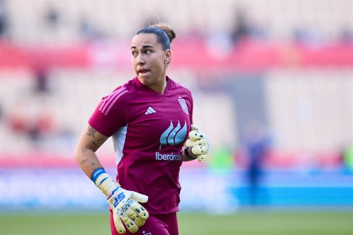 Archivo - Cata Coll of Spain warms up during the Final UEFA Womens Nations League match played between Spain and France at La Cartuja stadium on February 28, 2024, in Sevilla, Spain.