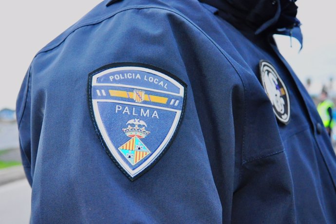 Archivo - El escudo de la Policía Local de Palma en el uniforme de un agente.