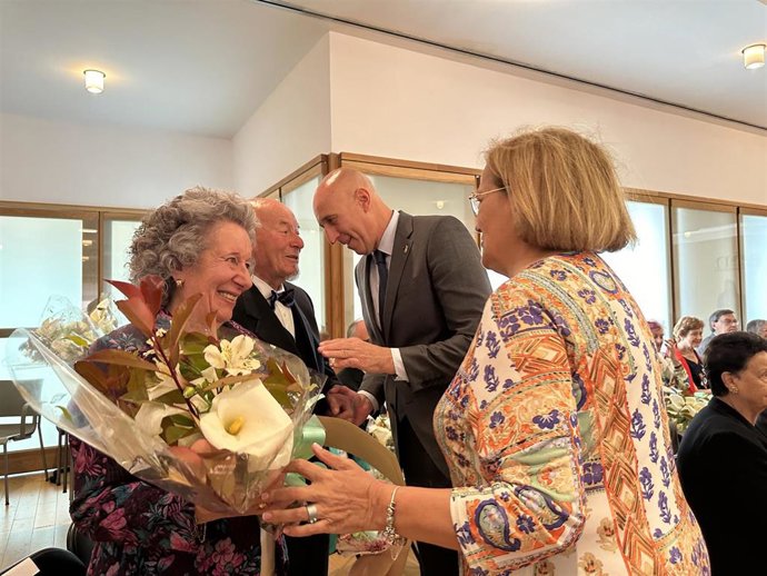El alcalde de León, José Antonio Diez, saluda a algunas de las parejas que han participado en el acto.
