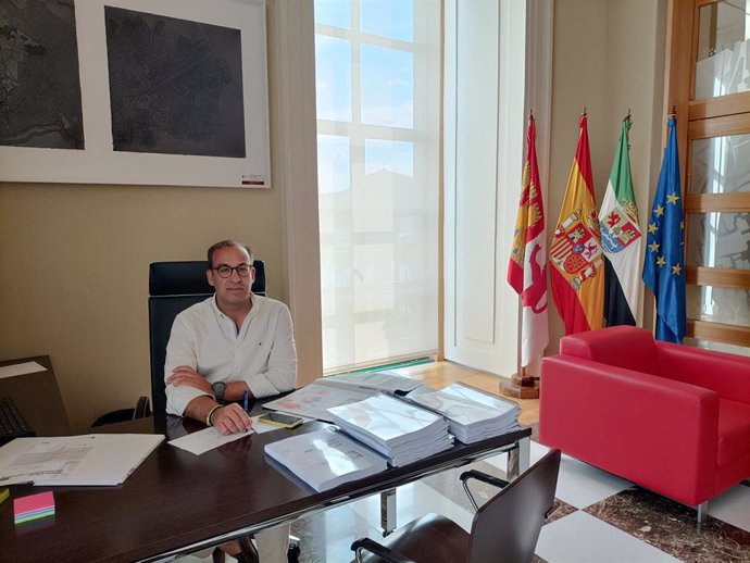 Archivo - El alcalde de Cáceres, Rafael Mateos, en su despacho del ayuntamiento