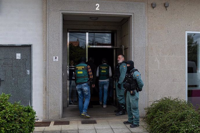 Varios agentes de la Guardia Civil, durante un registro