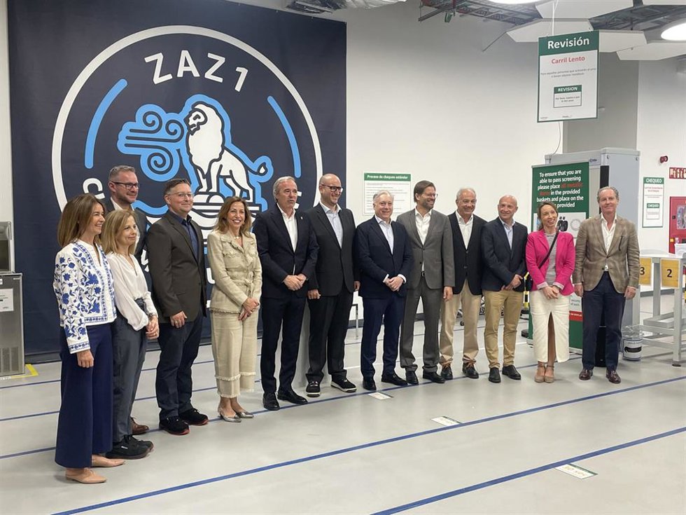 Foto de familia tras la visita del presidente del Gobierno de Aragón, Jorge Azcón, y la alcaldesa de Zaragoza, Natalia Chueca, al centro logístico de Amazon en Plaza.