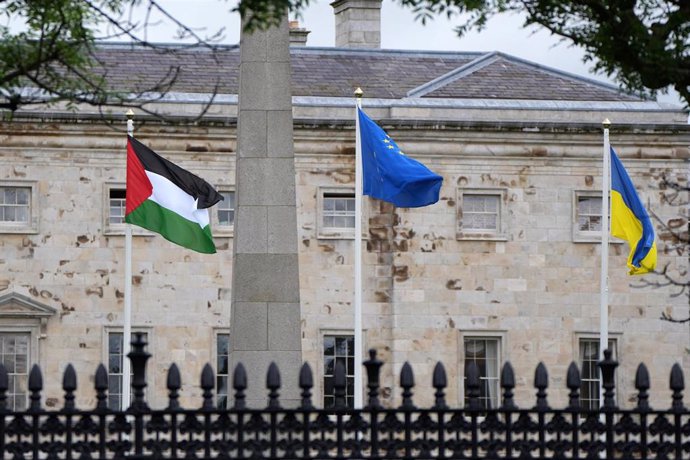 La bandera de Palestina (izquierda) ondea frente a la sede del Parlamento de Irlanda tras la oficialización del reconocimiento de Dublín al Estado de Palestina