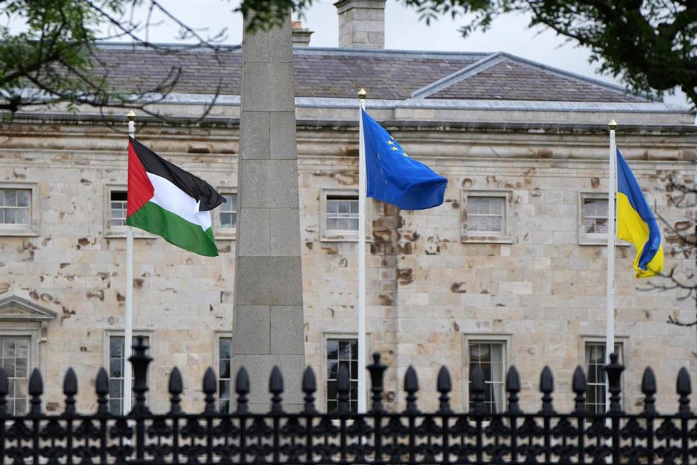 La bandera de Palestina (izquierda) ondea frente a la sede del Parlamento de Irlanda tras la oficialización del reconocimiento de Dublín al Estado de Palestina