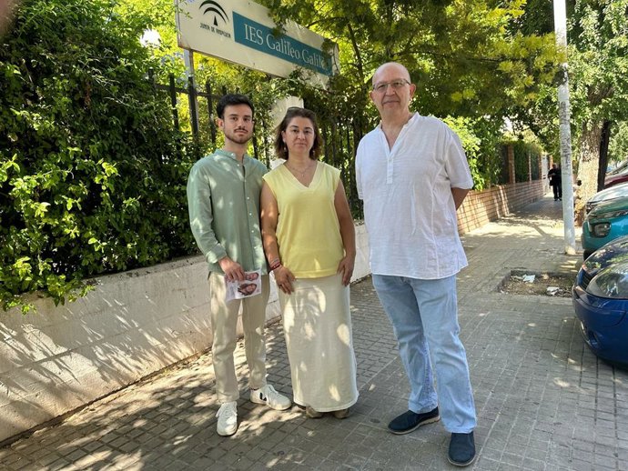 (Desde izda.) José Manuel Cobo, Irene Ruiz y Lorenzo Aguilar, ante el IES Galilero Galilei.