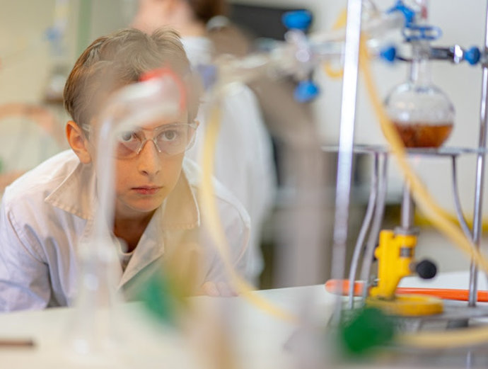 Imagen de recurso de un estudiante en un laboratorio.