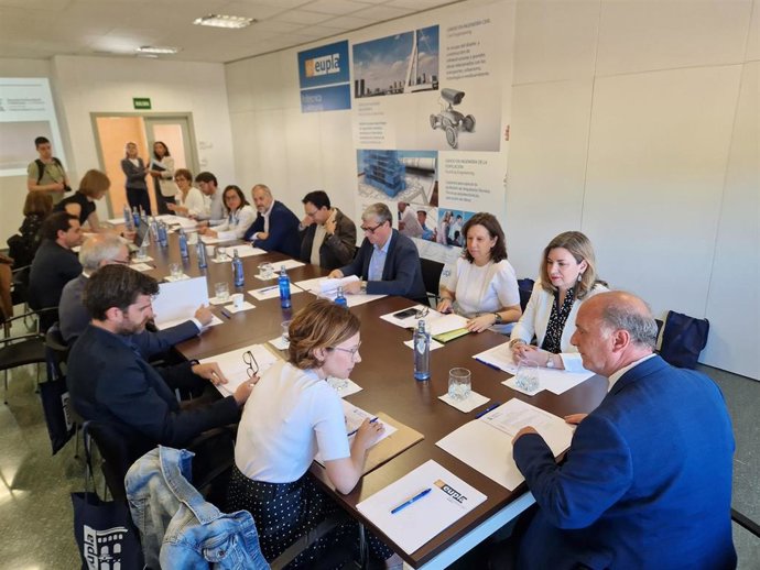 La consejera de Educación, Ciencia y Universidades del Gobierno de Aragón, Claudia Pérez Forniés, ha presidido una reunión del Patronato de la EUPLA.