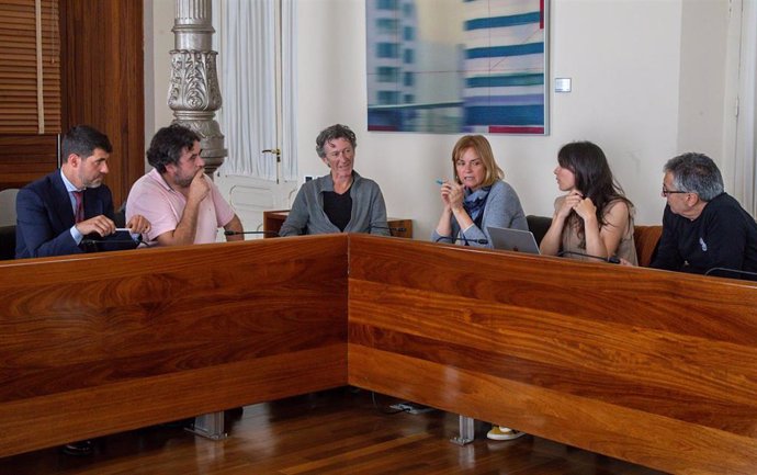 Reunión de la diputada del Grupo Mixto en la Junta General del Principado de Asturias, Covadonga Tomé, con representantes de la Plataforma Somos Valle del Agua.