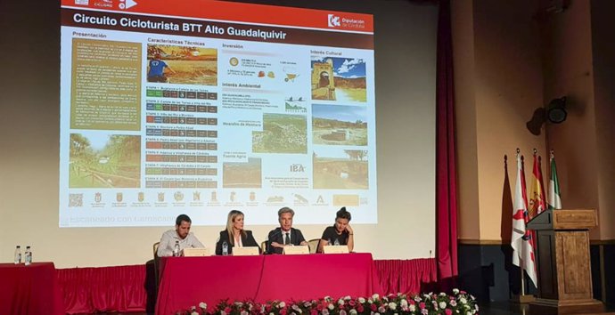 El vicepresidente primero y delegado de Infraestructuras, Sostenibilidad y Agricultura de la Diputación, Andrés Lorite (segundo por la dcha.), en la presentación del Circuito Cicloturístico BTT Alto Guadalquivir.