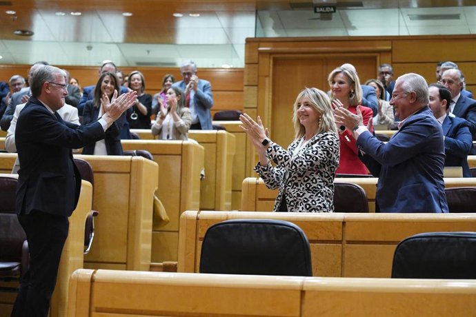 La portavoz del PP en el Senado, Alicia García (2d), el senador del PP Javier Arenas (d), aplauden la intervención del senador del PP, Antonio Silván (i), durante una sesión plenaria en el Senado, a 16 de mayo de 2024, en Madrid (España). Tras la aprobaci