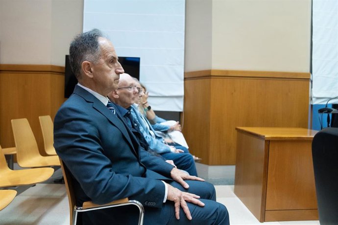 El librero Pedro Varela (1i) y cuatro responsables más de la Librería Europa, durante un juicio, en la Audiencia de Barcelona, a 14 de mayo de 2024, en Barcelona, Catalunya (España). 