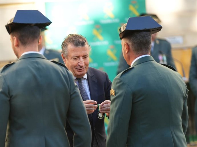Javier Fernández participa en los actos del 180 aniversario de la fundación de la Guardia Civil e impone una de las medallas.