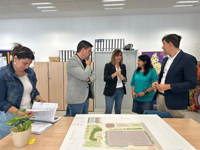 Lola Ranera y Horacio Royo durante su visita al centro escolar.