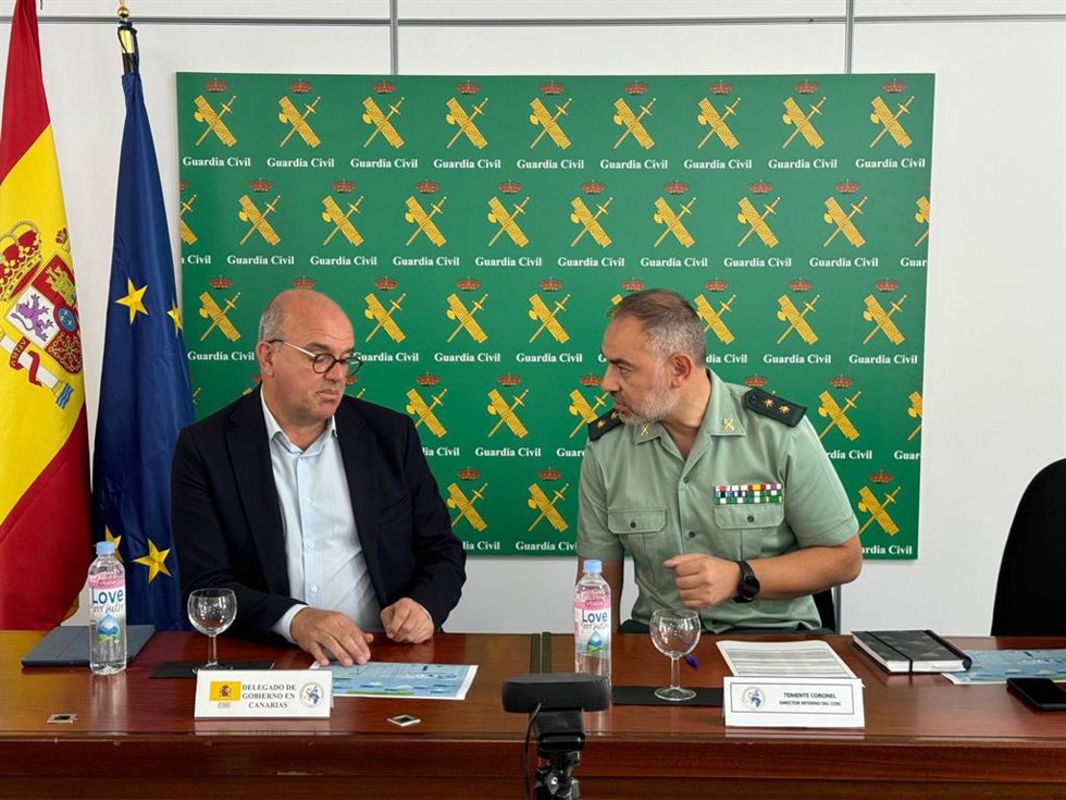 El delegado del Gobierno en Canarias, Anselmo Pestana, junto al teniente coronel director interino del Centro de Coordinación Regional de Canarias (CCRC), Daniel Vázquez, en una reunión técnica de la Autoridad de Coordinación frente a la Inmigración