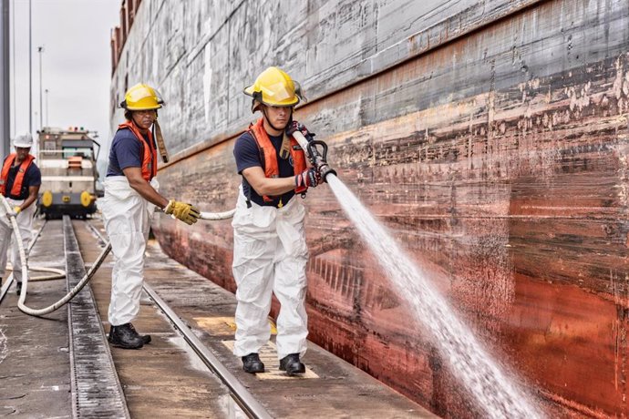 Trabajos de limpieza de combustible en esclusa de Miraflores