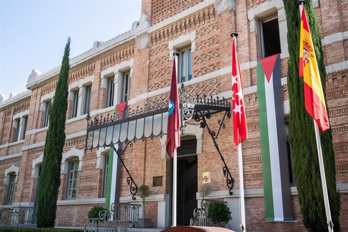 Dos banderas de Palestina desplegadas en Casa Árabe