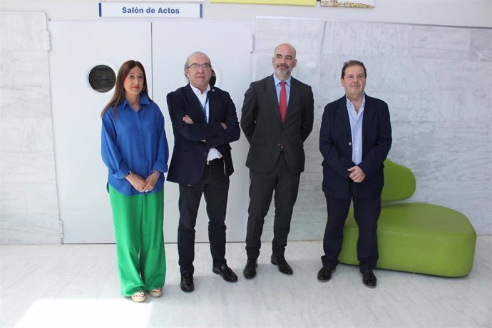 Reunión entre el director general de Asistencia Sanitaria del Sescam, Ibrahim Hernández, y el director general de Recursos Humanos, Íñigo Cortázar, con el equipo directivo de la GAI de Almansa.