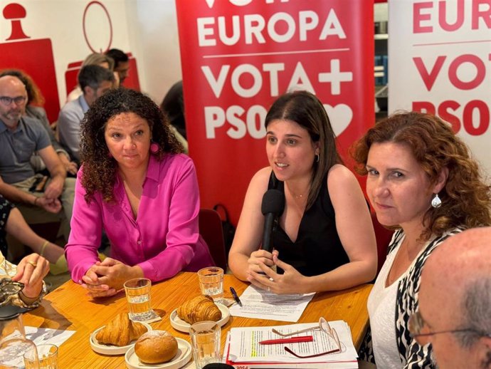 La candidata del PSIB-PSOE en las elecciones europeas, Alicia Homs, junto a la portavoz del grupo socialista en el Consell de Mallorca, Catalina Cladera, en un acto con asociaciones de personas mayores.