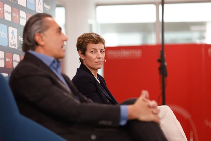 Archivo - Elisa Aguilar junto a Sergio Scariolo durante un acto con medios de comunicación