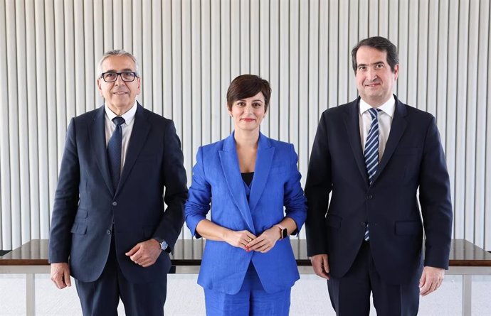 E l presidente del Instituto de Crédito Oficial (ICO), José Carlos García de Quevedo (izquierda), la ministra de Vivienda y Agenda Urbana, Isabel Rodríguez, y el ‘country manager’ de BBVA en España, Peio Belausteguigoitia,