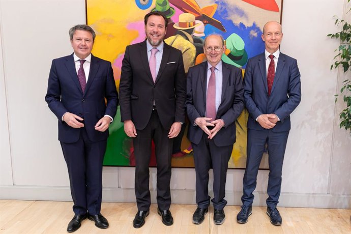 El ministro, junto al secretario de Estado, tras la reunión con el director general adjunto de la Dirección General de Movilidad y Transportes de la Comisión Europea, Herald Ruijters, y con el coordinador europeo del Corredor Atlántico, Carlos Secchi