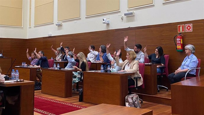 Concejales del pleno del Ayuntamiento de Chiclana en un momento de la votación.