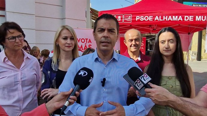 El candidato del PSOE a las elecciones europeas, Marcos Ros, ofrece declaraciones a los medios de comunicación en Alhama de Murcia