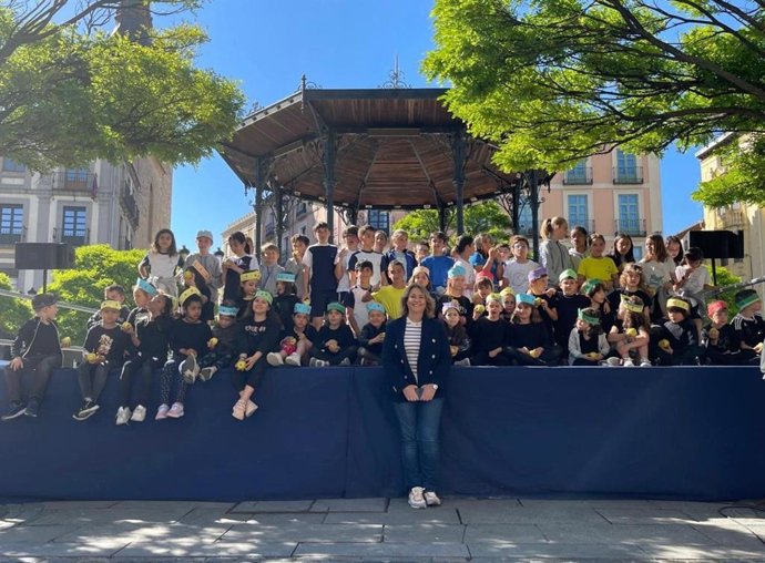Los alumnos protagonistas de los trabajos sobre Isabel I, con la concejal de Turismo, May Escobar.