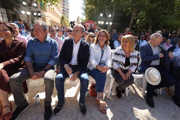 El expresidente del Gobierno de España (centro), José Luis Rodríguez Zapatero, entre Juan Espadas y Teresa Ribera en un acto en mayo en Cádiz