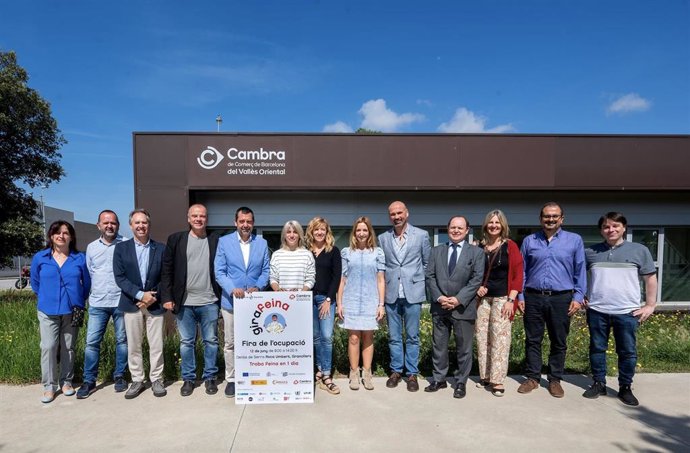 Representantes de las instituciones y de la Cámara de Barcelona en la presentación de GiraFeina.