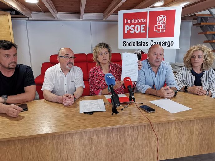 La secretaria general del PSOE de Camargo, Esther Bolado, anuncia en rueda de prensa la presentación de acciones legales contra el alcalde, Diego Movellán (PP), por "vincularla" con la presunta trama de corrupción del caso Koldo.