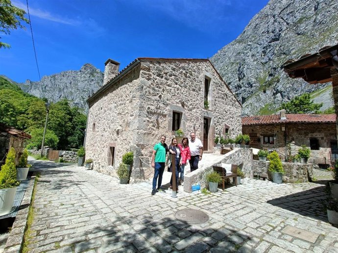 La directora general de Agricultura, Agroindustria y Desarrollo Rural, Begoña López, durante una visita en Onís