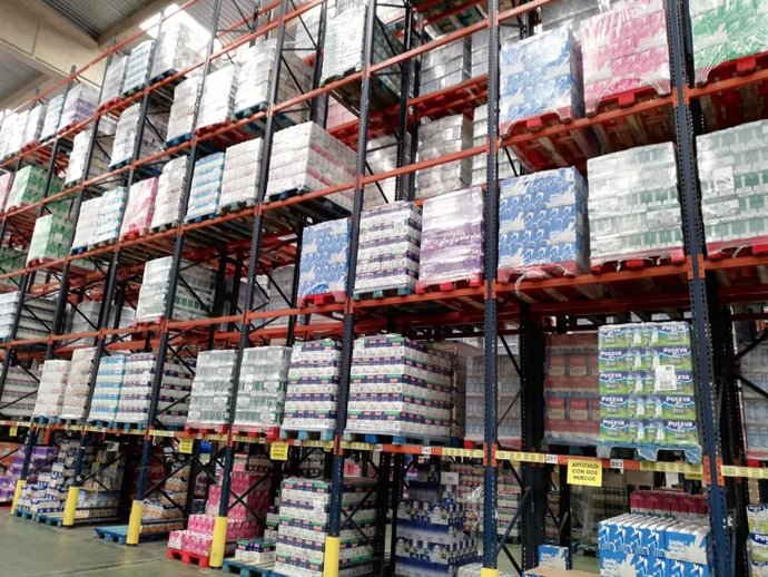 Archivo - Palés de leche en un supermercado de Madrid