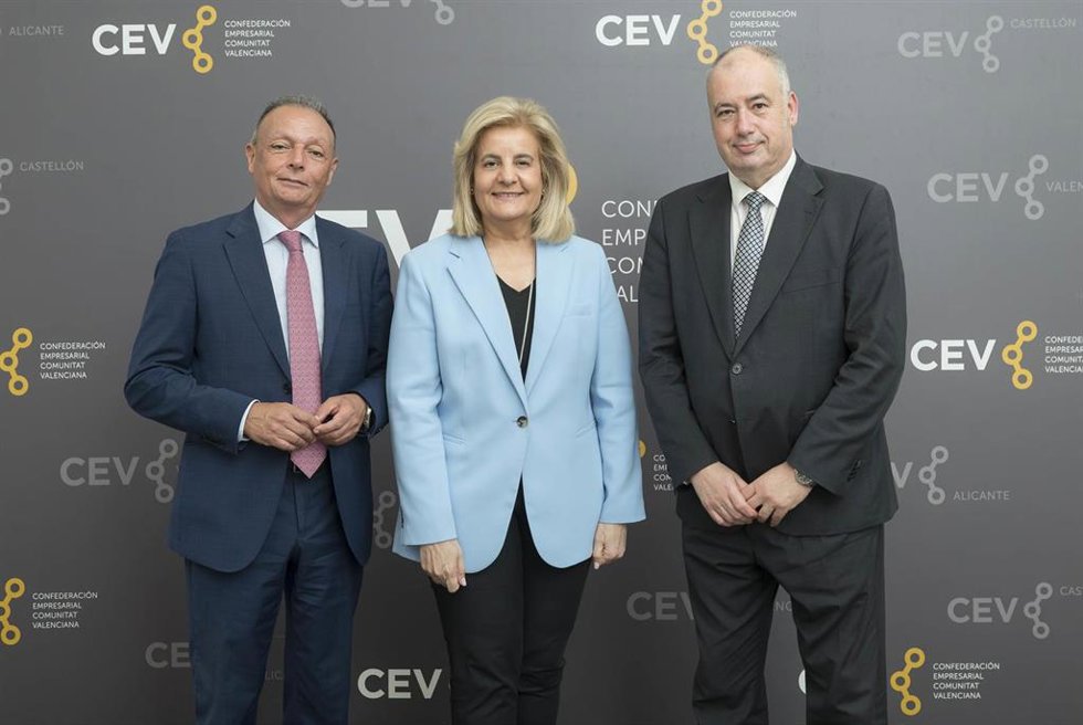 La presidenta de la Fundación CEOE, Fátima Báñez; el presidente de la Confederación Empresarial de la Comunidad Valenciana (CEV), Salvador Navarro, y el jefe de Atención a la Empresa del programa Incorpora de la Fundación La Caixa, Albert Gendrau.