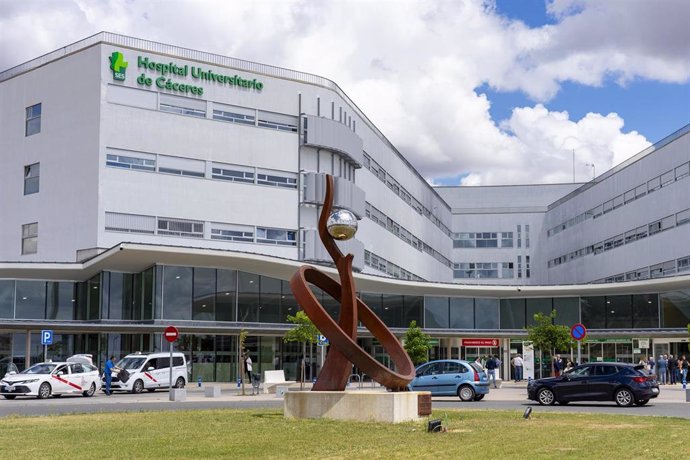 Fachada del Hospital Universitario de Cáceres.