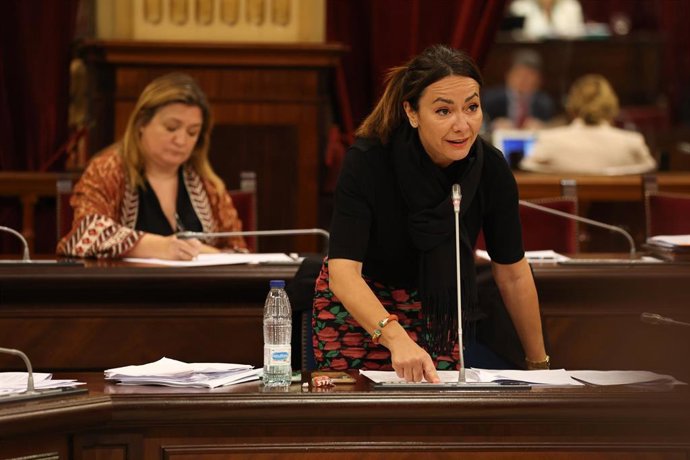 Archivo - La consellera de Vivienda, Territorio y Movilidad, Marta Vidal, interviene durante un pleno en el Parlament balear.