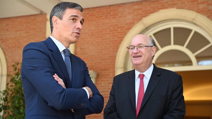 El presidente del Gobierno, Pedro Sánchez, junto al presidente del Banco Interamericano de Desarrollo (BID), Ilan Goldfajn