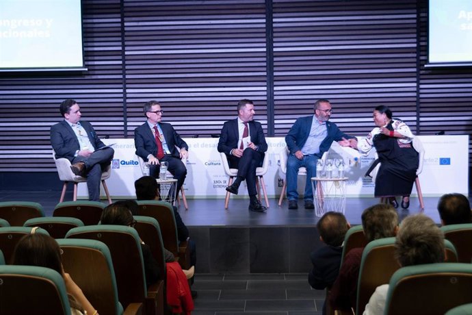 Autoridades en la inauguración del 'Congreso Internacional Rutas e Itinerarios Culturales para el desarrollo de los territorios', que se celebra en Cáceres