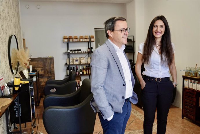 Miguel Ángel Gallardo visita el salón de estética natural de una emprendedora de La Zarza.